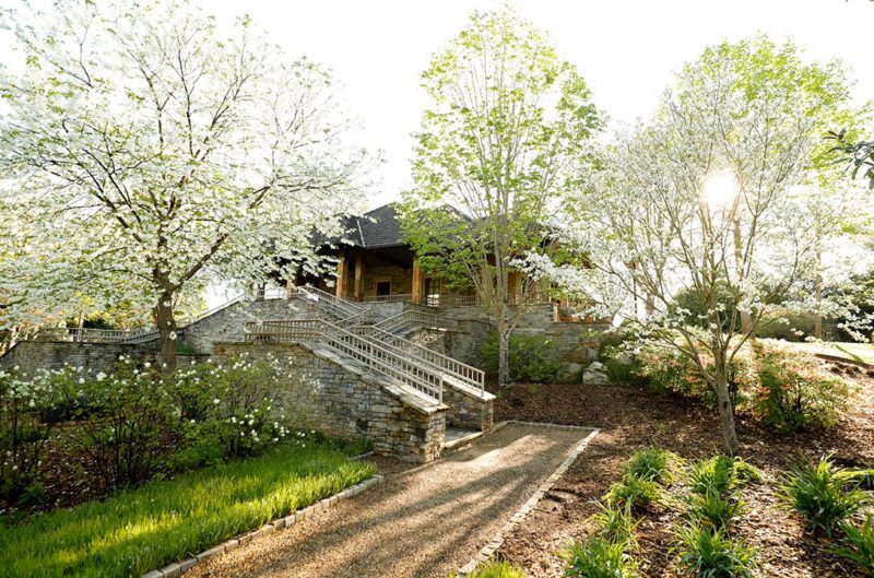 A Shi institute building on Furman's campus in the spring