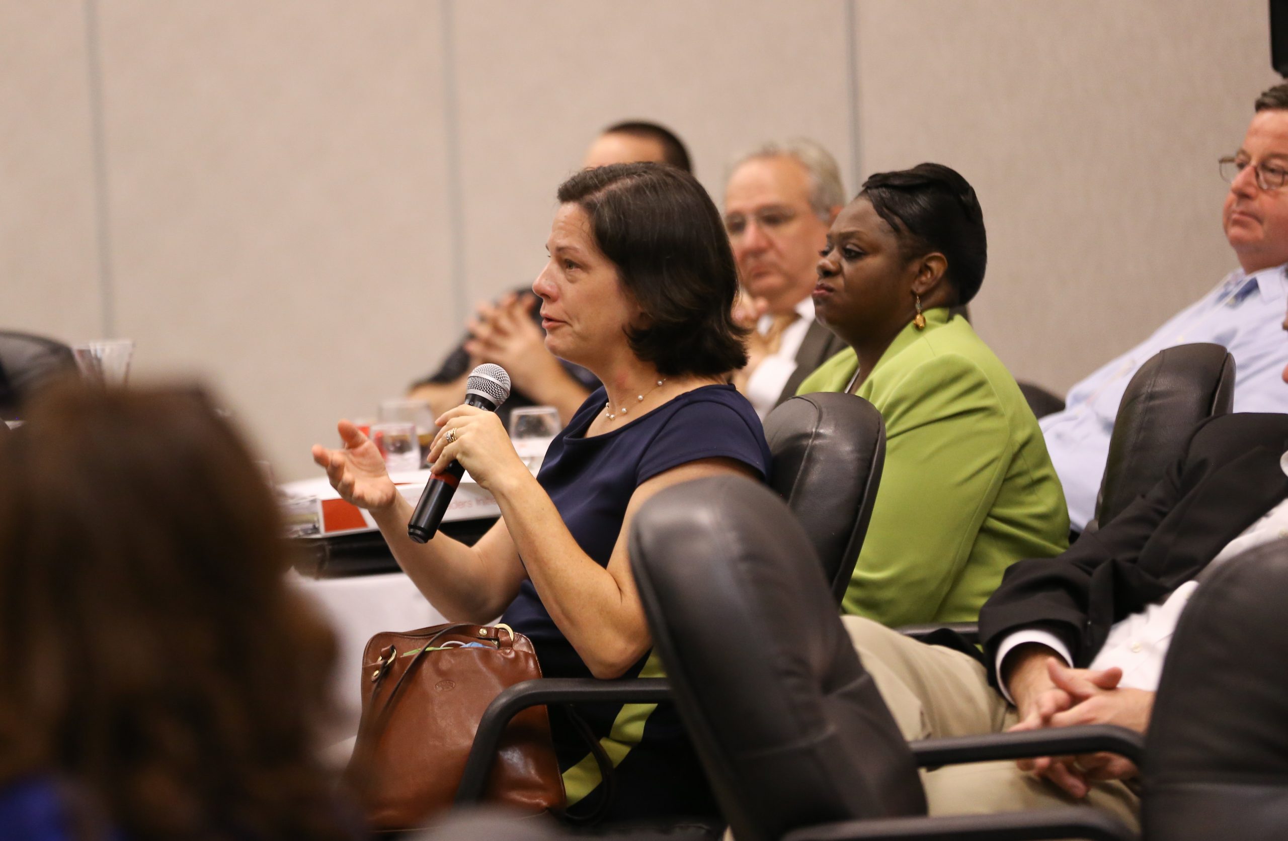 Jennie Pezé, Workgroup 4, posing a question to the team