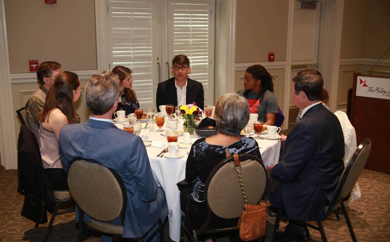 Jeffrey Ball engaging with students at dinner