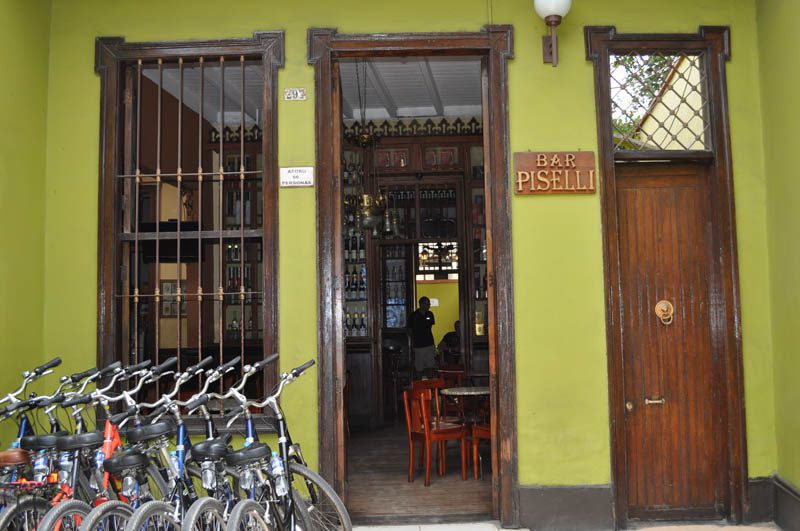 We all stopped for lunch at the Piselli Bodega & Bar open since 1915. It is located in the Barranco district, Peru