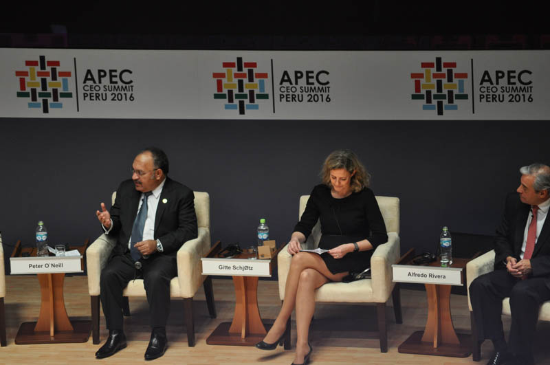(l-r) Papua New Guinea's Prime Minister Peter O'Neill, President International for UL Gitte Schjøtz, and Chairman Latin America, Coca-Cola Alfredo Rivera