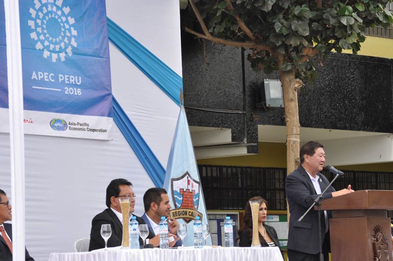 James Soh speaking at the Escuela de Talentos (Callao)