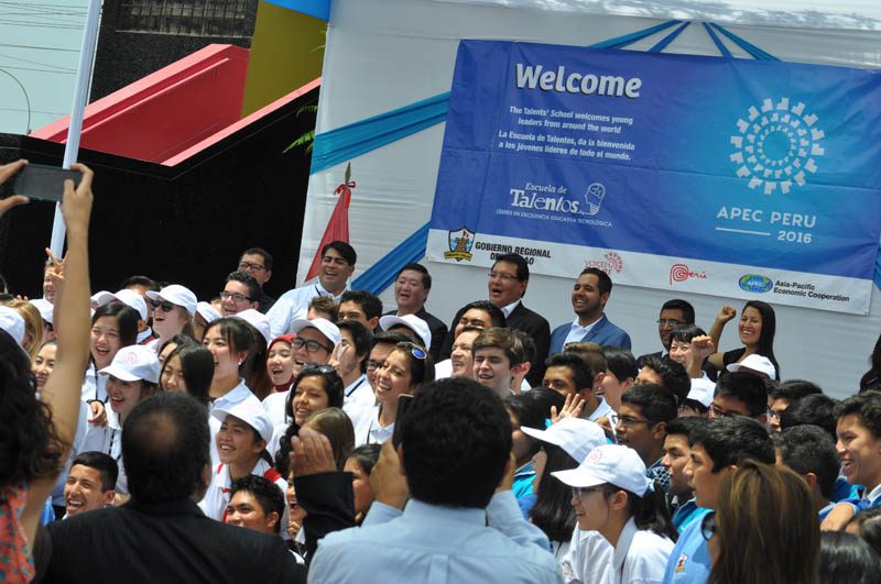 A group shot of all the APEC delegates